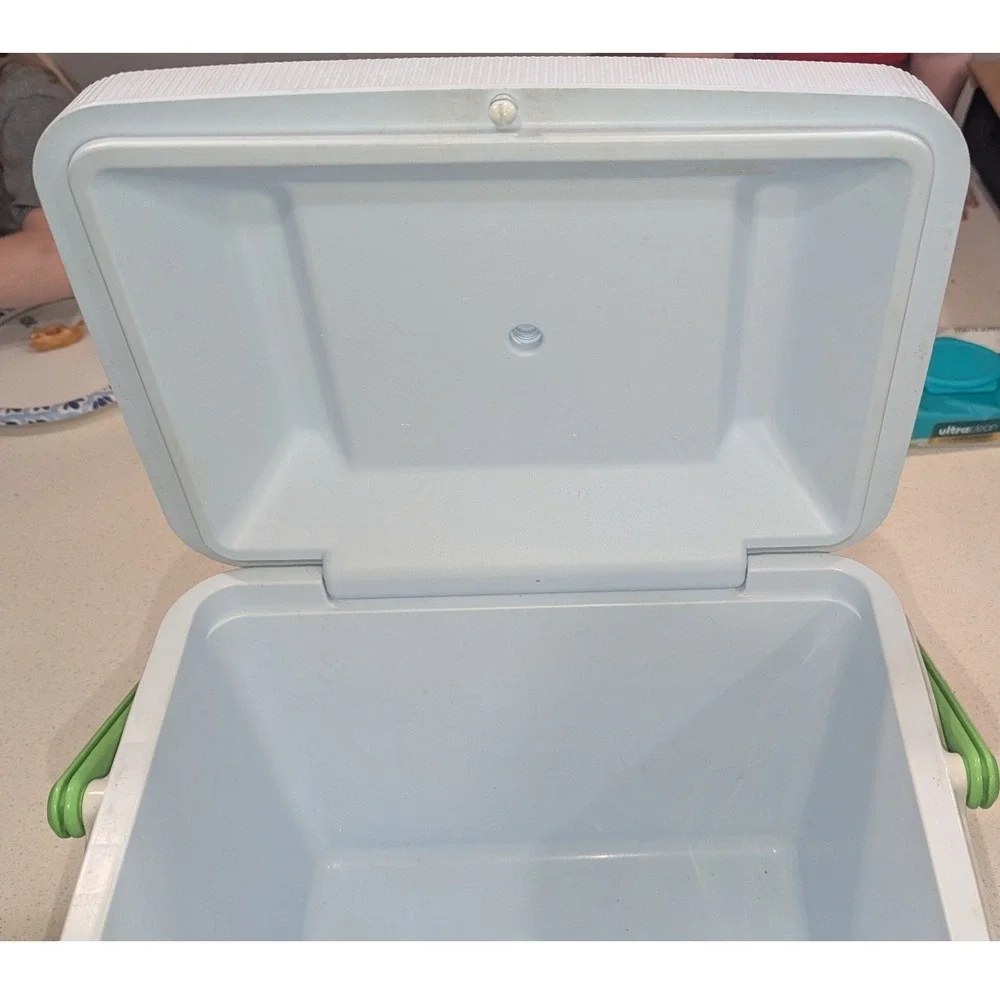Vintage Rubbermaid Personal Cooler Green Plastic Insulated Lunch Box Retro Neon